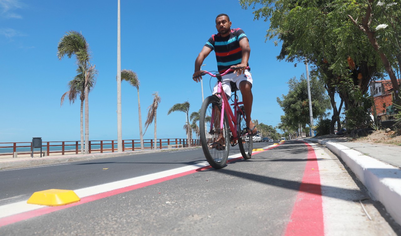 homem andando de bicicleta numa ciclofaixa